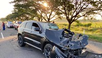Jeep Grand Cherokee yang dikemudikannya ringsek di bagian depan. Karena fitur keselamatan yang tidak berfungsi saat kecelakaan, Memet sudah mengajukan komplain kepada pihak prinsipal Jeep melalui APM di Indonesia.  Garansindo sebelumnya merupakan agen pemegang merek Jeep sebelum diambil alih Hascar dan sekarang dipegang oleh PT DAS Indonesia Motor. Foto: Dok. Muhammad Al Abdullah