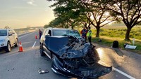 Dalam unggahan di Facebook-nya, Muhammad Al Abdullah mengkonfirmasi bahwa dirinya yang menyetir mobil tersebut sendiri. Saat kejadian, dia berkendara di Tol Kanci arah ke Jawa Tengah. Foto: Dok. Muhammad Al Abdullah