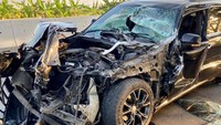 Saat menginjak rem semaksimal mungkin, setir terbuang ke kiri. Nahas, di kiri ada truk kontainter dan dia menabrak truk kontainer tersebut. Foto: Dok. Muhammad Al Abdullah