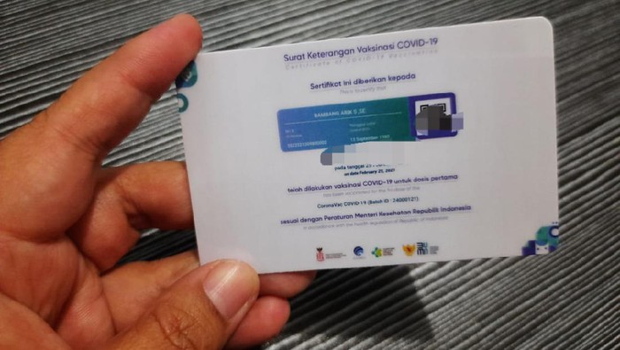 Seorang wanita di Surabaya, Eka Puspitasari menawarkan jasa cetak kartu vaksin. Dengan dicetak menjadi kartu, bukti vaksinasi COVID-19 itu akan lebih mudah digunakan.