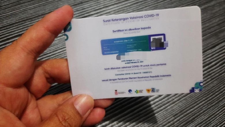 Kartu Vaksin Seorang wanita di Surabaya, Eka Puspitasari menawarkan jasa cetak kartu vaksin. Dengan dicetak menjadi kartu, bukti vaksinasi COVID-19 itu akan lebih mudah digunakan.