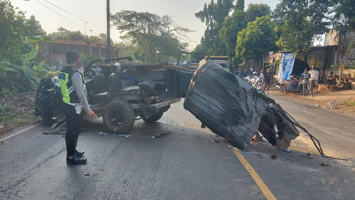 Tabrakan antara sebuah MPV dengan truk terjadi di tuban pada Minggu (18/7) sekitar pukul 15.40 WIB. Kecelakaan tersebut menewaskan 4 orang.