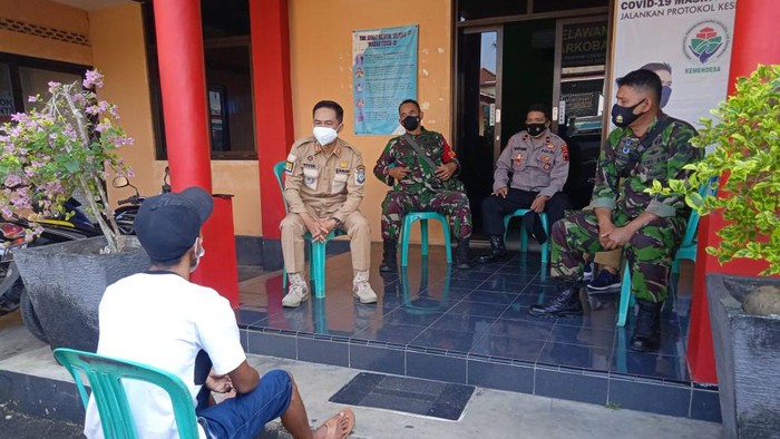 Keluarga jenazah pasien COVID yang dimakamkan tanpa prokes diberi edukasi tim Satgas COVID-19 Bojongsari, Senin (19/7/2021)