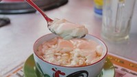 Kembang tahu atau wedang tahu merupakan kuliner yang terbuat dari kacang kedelai yang direndam. Hidangan ini biasanya dijual oleh pedagang keliling. Foto: detikcom/Riska Fitria