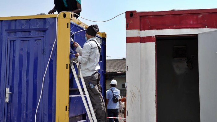 Rumah Oksigen Gotong Royong merupakan fasilitas kesehatan semi-permanen pertama di Indonesia yang dilengkapi peralatan suplai oksigen dan tempat tidur.