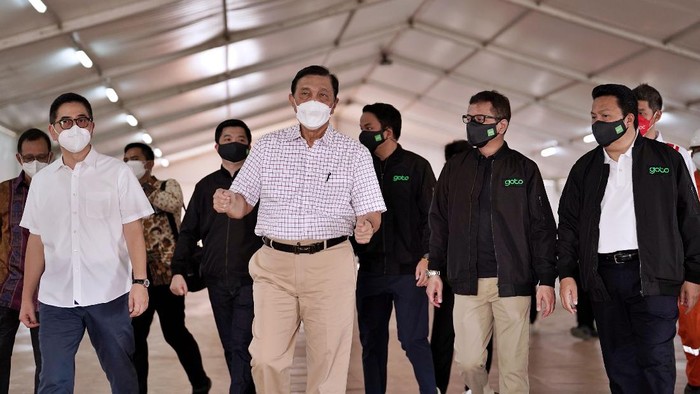 Rumah Oksigen Gotong Royong merupakan fasilitas kesehatan semi-permanen pertama di Indonesia yang dilengkapi peralatan suplai oksigen dan tempat tidur.