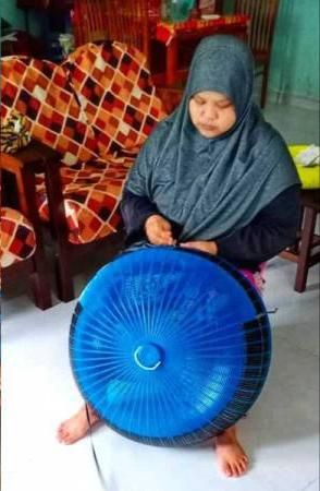 Keren! Perjuangan Ayah Bantu Anaknya Jualan Tudung Saji Bikin Haru
