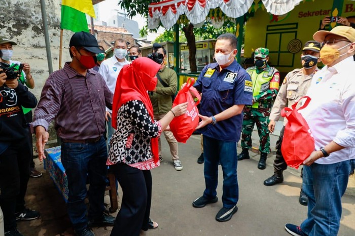 Ketua MPR RI Bambang Soesatyo bersama pengurus Gerakan Keadilan Bangun Solidaritas (GERAK BS) membagikan paket sembako kepada 200 keluarga