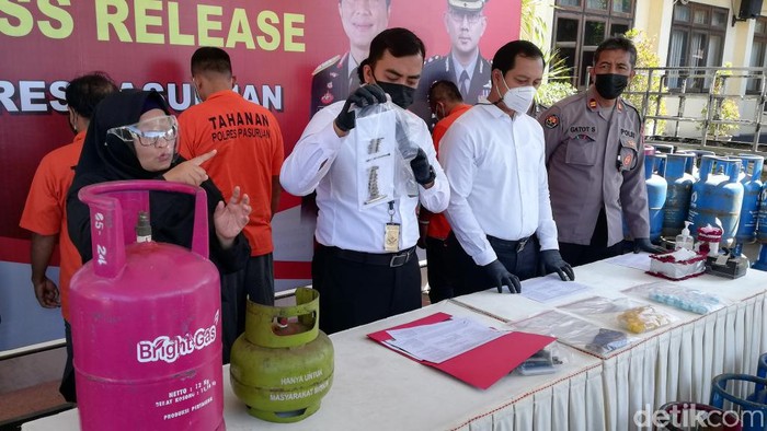 Polisi mengamankan 4 pelaku pengoplosan elpiji subsidi di Pasuruan. Ratusan tabung elpiji serta dua mobil disita sebagai barang bukti.