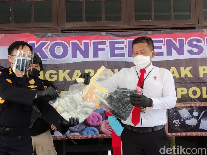 Konferensi pers kasus paket 1 kg sabu di Polda Jateng, Senin (19/7/2021).