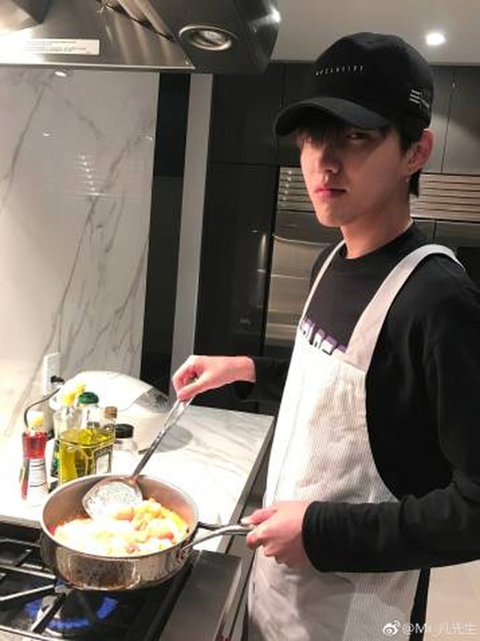 Intip Keseruan Kris Wu saat Makan Enak dan Masak di Dapur
