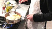 Setelah memotong-potong bahan masakan, Kris Wu pun siap memasak semua bahan hingga matang. Bahkan ia sering memasak bersama sang ibu. Foto: Instagram Kris Wu