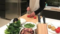  Kepiawaiannya dalam memasak, bisa dilihat dari foto ini. Memperlihatkan Kris Wu yang tengah sibuk memotong tomat. Foto: Instagram Kris Wu