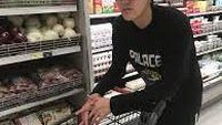 Nan, ini adalah momen Kris Wu saat berbelanja berbagai bahan-bahan yang dibutuhkan untuk memasak. Ia pun sudah siap dengan keranjan belanjaannya. Foto: Instagram Kris Wu