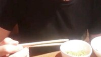 Setiap kulineran, ia juga selalu mengabadikan momen. Banyak dari penggemarnya yang ikut gemas melihat ekspresi Kris Wu saat makan di restoran ini. Foto: Instagram Kris Wu
