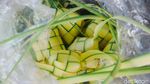 Berburu Kulit Ketupat Jelang Hari Raya