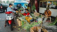  Penjual tidak hanya menjajakan kulit ketupat tetapi juga janur.