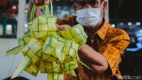 Kulit ketupat yang terbuat dari janur kelapa itu siap untuk dijual. Biasanya pedagang menjual per ikat. 