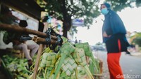 Kulit ketupat yang diracik dari daun kelapa dijual seharga RP 20 ribu per ikat. Satu ikat berisi 20 kulit ketupat.