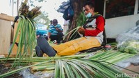 Penjualan kulit ketupat menyambut hari raya Idul Adha tampak laris. Kulit ketupat itu dibuat dadakan oleh pedagang di lokasi lapak.