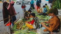 Warga berbondong-bondong untuk membeli kulit ketupat di kawasan Pasar Sektor 2 Bintaro, Tangerang Selatan.