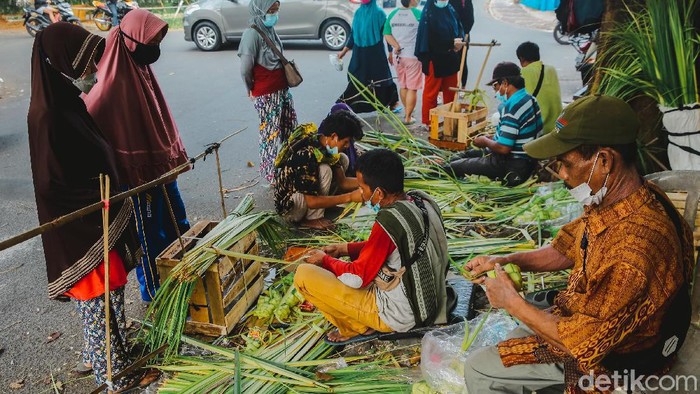 Pedagang tengah membuat ketupat di kawasan Pasar Sektor 2 Bintaro, Tangerang Selatan, Senin (19/7/2021). Menjelang hari raya Idul Adha yang akan jatuh pada Selasa (20/7), pedagang ketupat diserbu oleh masyarakat.