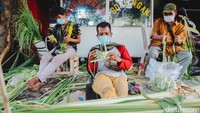 Sejak 3 hari lalu, sudah ratusan kulit ketupat yang terjual. Menjelang hari raya Idul Adha yang akan jatuh pada Selasa (20/7), pedagang ketupat diserbu oleh masyarakat.