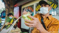  Pedagang tampak sibuk membuat kulit ketupat yang akan dijual di kawasan Pasar Sektor 2 Bintaro, Tangerang Selatan.