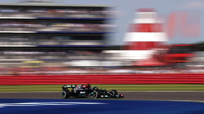NORTHAMPTON, ENGLAND - JULY 18: Lewis Hamilton of Great Britain driving the (44) Mercedes AMG Petronas F1 Team Mercedes W12 during the F1 Grand Prix of Great Britain at Silverstone on July 18, 2021 in Northampton, England. (Photo by Lars Baron/Getty Images)