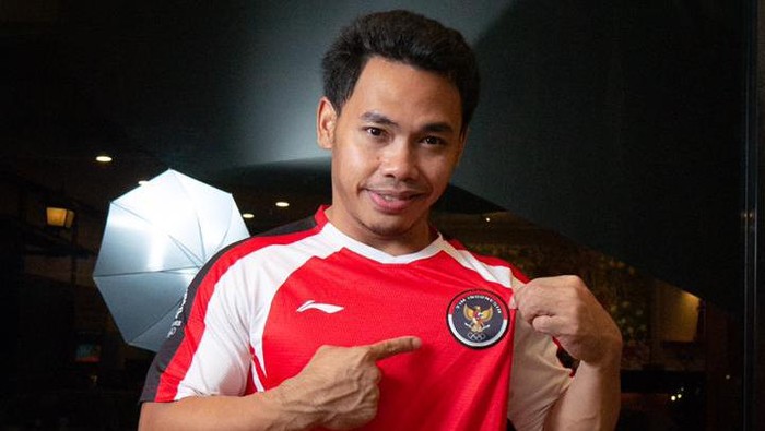 Eko Yuli memperkenalkanligo Kontigen Indonesia di Olimpiade Tokyo 2020.