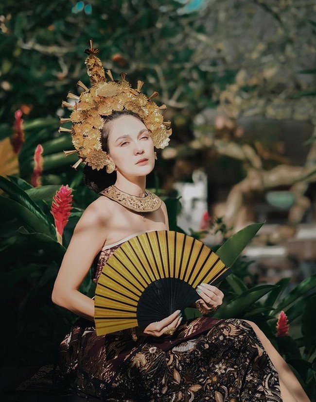 Luna Maya memamerkan potret barunya di Instagram. Dia banjir pujian karena mengenakan pakaian adat Bali. Foto: dok. Instagram/@lunamaya