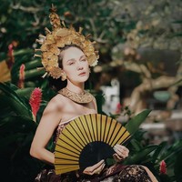 Luna Maya memamerkan potret barunya di Instagram. Dia banjir pujian karena mengenakan pakaian adat Bali. Foto: dok. Instagram/@lunamaya