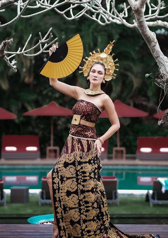 Inilah potret Luna Maya menggunakan kemben dan rok tradisional dari kain tenun Bali. Berpose menggunakan kipas, Luna Maya seperti tengah menari. Foto: dok. Instagram/@lunamaya