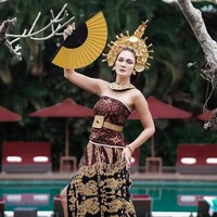 Inilah potret Luna Maya menggunakan kemben dan rok tradisional dari kain tenun Bali. Berpose menggunakan kipas, Luna Maya seperti tengah menari. Foto: dok. Instagram/@lunamaya