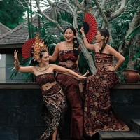 Dia tidak berpose sendiri, namun bersama dua teman lainnya. Inilah potret ketiganya yang tampil mempesona dengan kain tenun Bali. Foto: dok. Instagram/@lunamaya