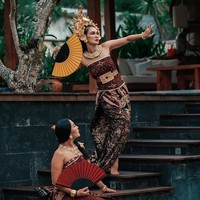 Sejumlah netizen memuji Luna memiliki kecantikan yang semakin maksimal dengan pakaian Bali. Cantik banget mba bulan, komentar netizen. Cantiknya ka luna, puji netizen lainnya.Foto: dok. Instagram/@lunamaya