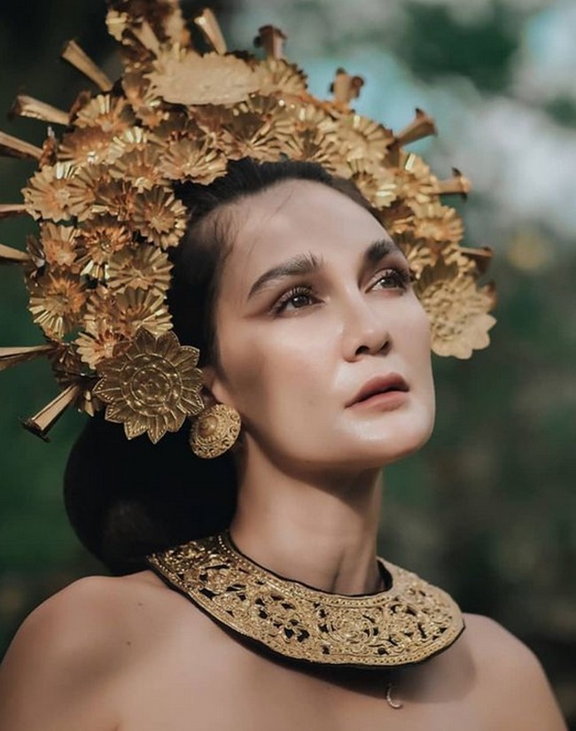 Luna pun tampil maksimal dengan hiasan kepala berupa mahkota khas adat Bali.Foto: dok. Instagram/@mariannerumantir