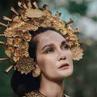 Luna pun tampil maksimal dengan hiasan kepala berupa mahkota khas adat Bali.Foto: dok. Instagram/@mariannerumantir