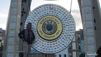 Gong Perdamaian Dunia ditopang oleh beberapa tiang