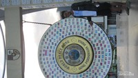 Gong dengan gambar negara dan simbol agama ini sarat akan makna perdamaian