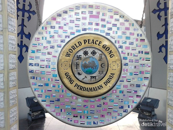 Gong ini berdiameter sekitar 2 meter