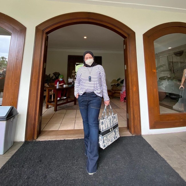 Beberapa waktu lalu Melly Goeslaw mengungkap pengalamannya bergelut dengan berat badan. Dalam sebuah postingan di Instagram, ia mengaku pernah merasa down ketika melihat postingan mereka yang sukses kurus. Kini berkat tekad dan komitmennya, Melly sendiri sudah berhasil menyusutkan banyak bobot tubuh. Foto: Instagram melly_goeslaw