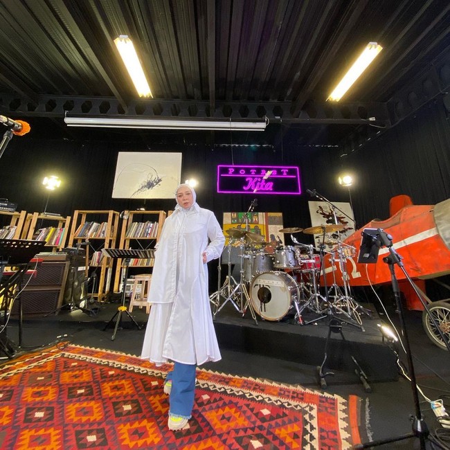 Dikatakan jika Melly mulai diet sejak akhir tahun lalu. Penyanyi dan penulis lagu itu sukses menyusutkan ukuran tubuh yang sebelumnya XXL menjadi M. Foto: Instagram melly_goeslaw