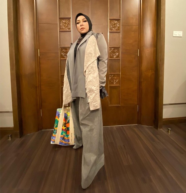 Meski begitu tampaknya Melly Goeslaw memutuskan untuk fokus menurunkan berat badan juga demi kesehatan. Ia pun dibantu oleh seorang dokter untuk mengatur program diet. Saya cuma mau bilang, kalau sekarang saya memang jauh kurusan. Saya rutin ke dokter @cissienugraha, seminggu sekali dan enggak pernah pakai produk apapun, tulisnya di Instagram. Foto: Instagram melly_goeslaw