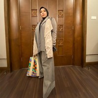 Meski begitu tampaknya Melly Goeslaw memutuskan untuk fokus menurunkan berat badan juga demi kesehatan. Ia pun dibantu oleh seorang dokter untuk mengatur program diet. Saya cuma mau bilang, kalau sekarang saya memang jauh kurusan. Saya rutin ke dokter @cissienugraha, seminggu sekali dan enggak pernah pakai produk apapun, tulisnya di Instagram. Foto: Instagram melly_goeslaw