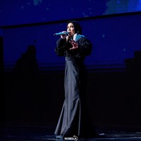 Kadang saya suka berfikir liat foto2 waktu saya gemuk, kalo dibanding dengan penyanyi lain , apa atuh saya teh ? Jiga tolombong kituuuu, diliat dari angel mana juga da gak menarik ( ini menurut saya ). Kalau dipikir pikir lagi, karir saya pernah melejit pada saat sy kurus bahkan saat gemuk banget. Pernah juga merosot pada saat sy kurus dan pd saat sy gemuk, Foto: Instagram melly_goeslaw