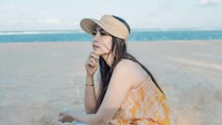 Di Bali, ia menginap di sebuah villa yang punya akses langsung ke pantai. Foto: Instagram Momo Eks Geisha