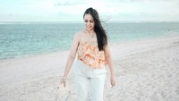 Suasana itu dimanfaatkan Momo Eks Geisha untuk melakukan banyak hal di pantai. Foto: Instagram Momo Eks Geisha