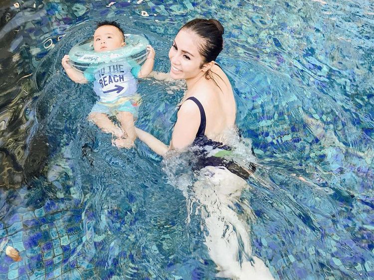 Momo Eks Geisha Berenang di Bali, Airnya Disebut Kalah Bening