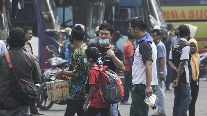 mudik idul adha Sejumlah calon penumpang bersiap menaiki bus di Terminal Bekasi, Jawa Barat, Senin (19/7/2021). Menurut data UPTD (Unit Pelaksana Teknis Daerah) Terminal Bekasi, pemudik tujuan Sumatera dan Jawa jelang Hari Raya Idul Adha pada PPKM Darurat mengalami penurunan 70% persen dengan rata-rata jumlah penumpang sebanyak 250 orang per hari. ANTARA FOTO/Fakhri Hermansyah/wsj.